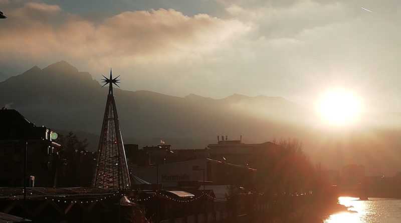 Der Marktplatz in Innsbruck mit Plastik Baum