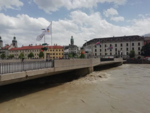 Hochwasser in Innsbruck - knapp unter der Brücke