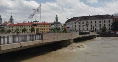 Hochwasser in Innsbruck - knapp unter der Brücke